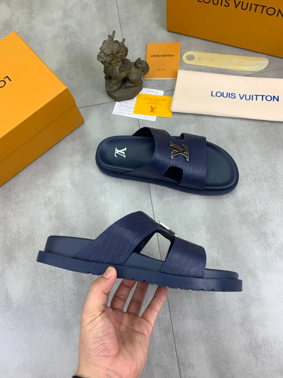 Men's shoes 💰P300💰【New style】🆘 Original quality 【LOUIS VUITTON】The popular Louis Vuitton LV men's slippers on the official website are on sale simultaneously! Original fabric imported from Italy, original factory special supply, code number: 38-44 (45 customized), many colors available